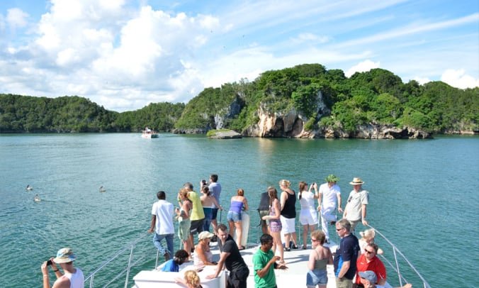 Tour en Barco en Samana a Los Haitises Parque Nacional con Marivanna Tours.